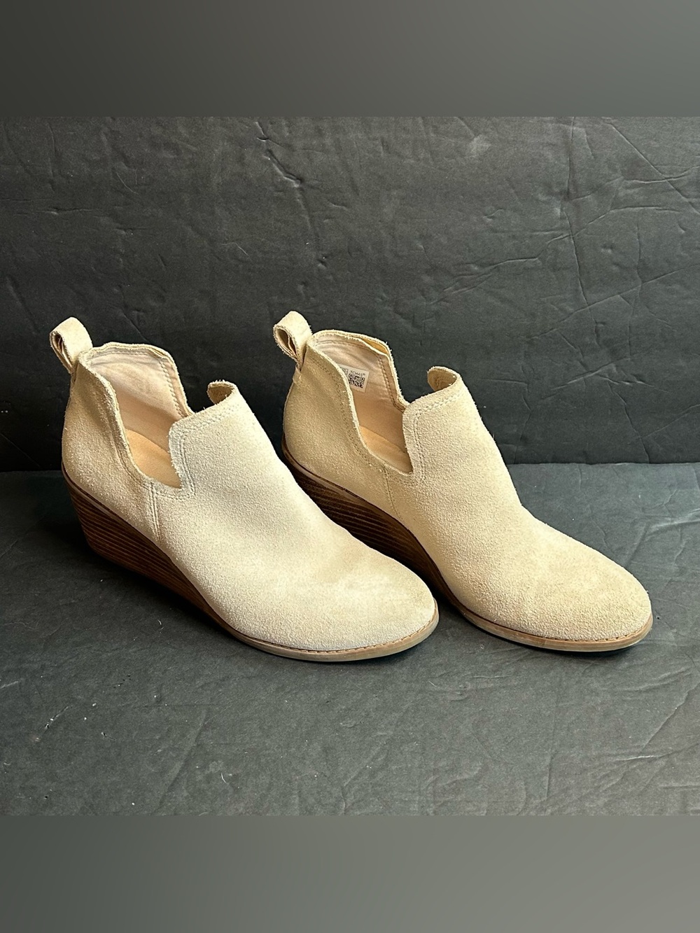 TOMS Kallie Wedge Round Toe Booties Womens Size 8 Beige Suede.